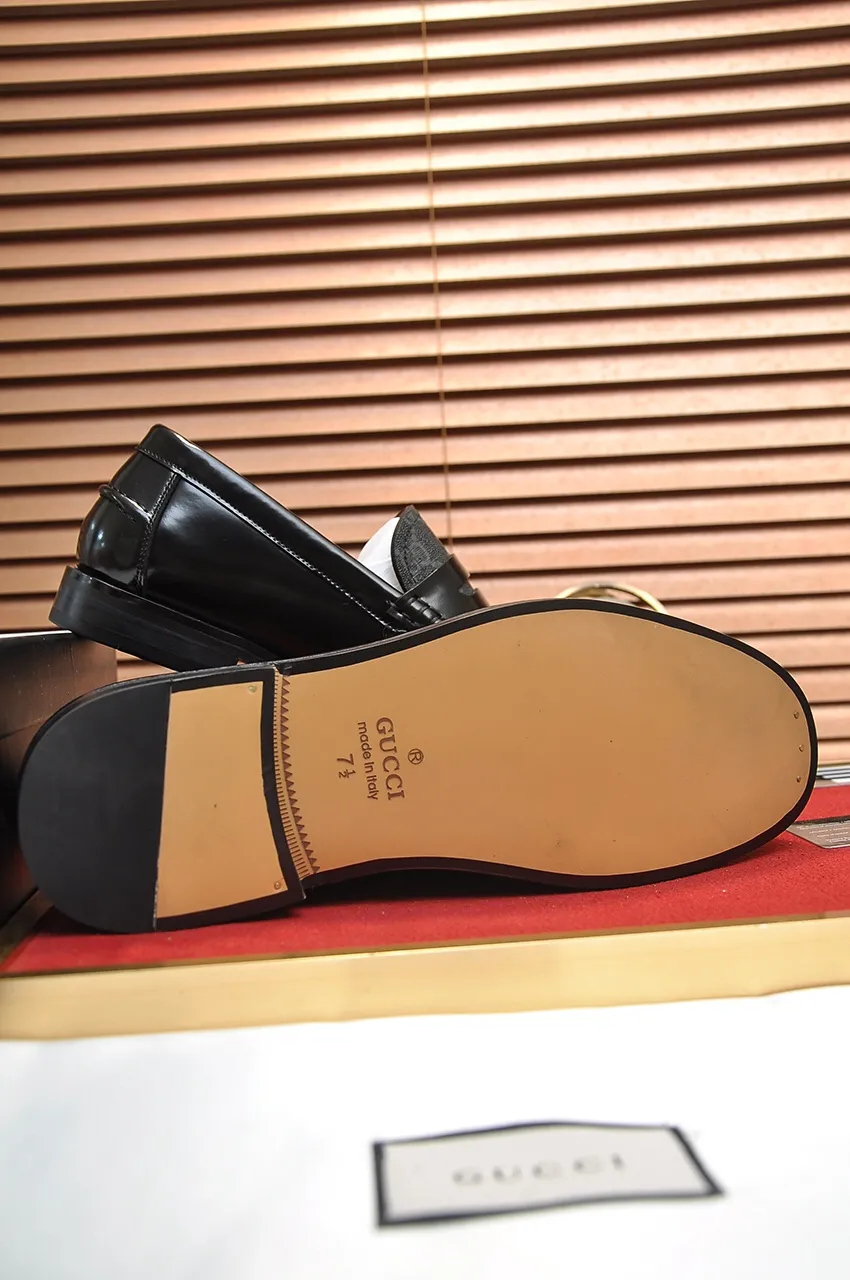 Men's shoes💰560💶Italy's top luxury men's shoe giant (GUCCI) (Gucci) (full cowhide lining) new arrival🍃Original European style🔰 Pleasant to the eye😍In order to make the shoes more durable and non-deformable🌀The production continues to follow traditional methods but there is still no lack of innovation💪Choose original sheepskin for the leather♻️ Smooth and natural And extra bright ⭐Made of imported cowhide, the first choice of rich people 38-45 (45 customized)